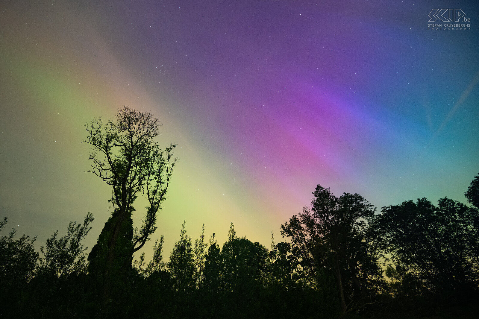 Zichem - Maagdentoren - Noorderlicht Een historische geomagnetische storm resulteerde in een magische nacht met verbluffende aurora borealis die zelfs ontzettend goed zichtbaar was in ons land. Ik bezocht mijn favoriete plek bij de Maagdentoren in mijn thuisstad Scherpenheuvel-Zichem. Met twee camera's kon ik heel wat foto's en een time-lapse maken van het prachtige noorderlicht. Stefan Cruysberghs